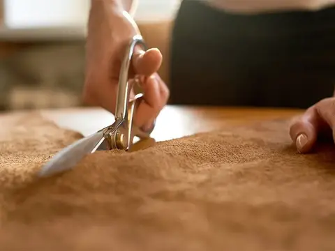 Läder skärs till för hand